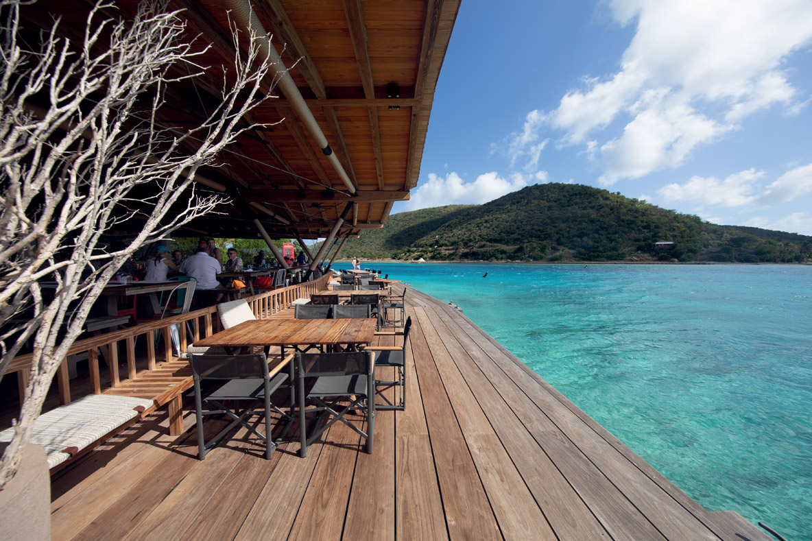 The mythical Saba Island is home to a rather exclusive hotel - 7 rooms and two suites - but the restaurant and the boutique offer rather  affordable prices - a magical stopover to discover in the dinghy!