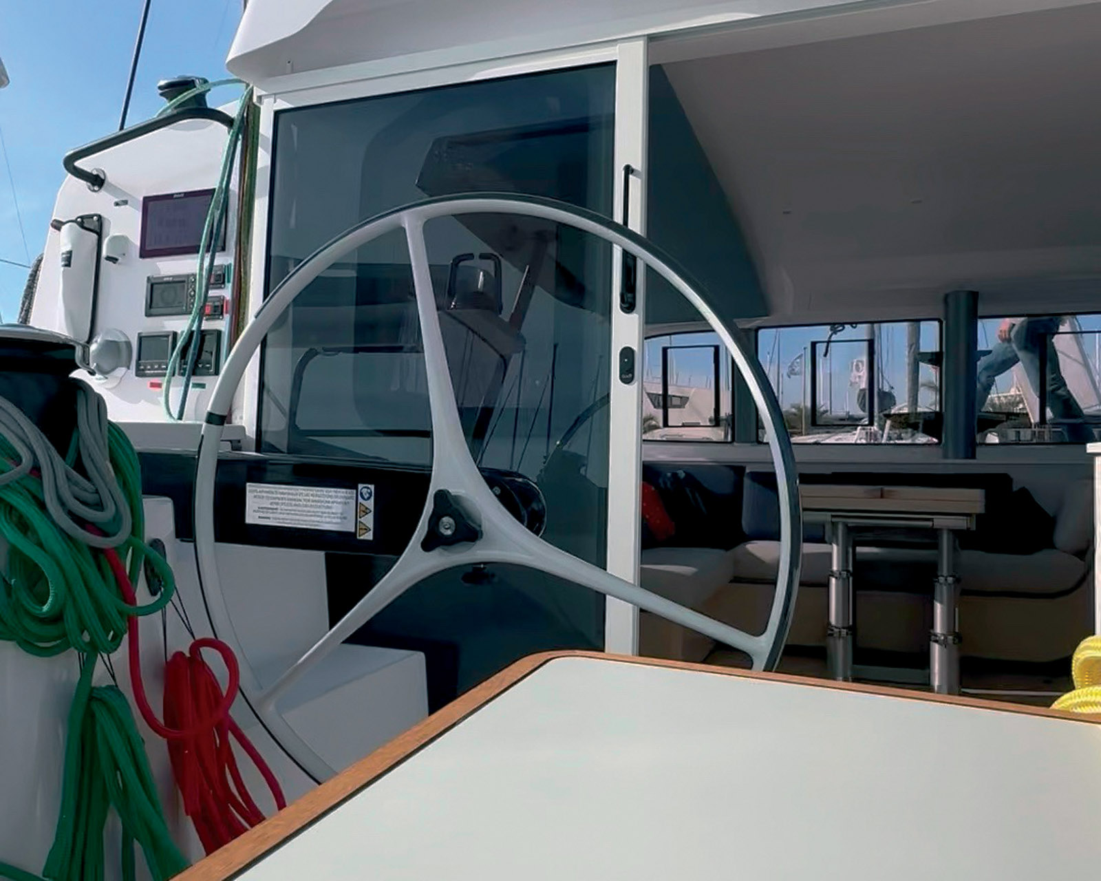 In its inboard position, the wheel allows you to steer while fully sheltered and enjoying panoramic visibility.
