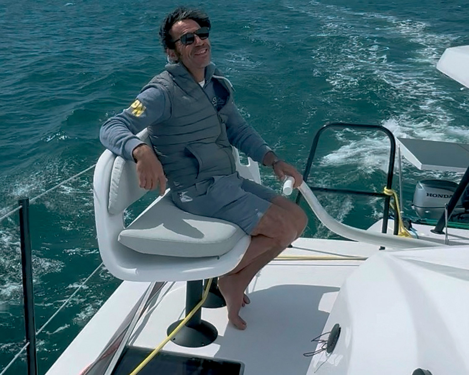 The tiller station offers excellent feel for the multihull and ideal visibility of the sails. The shipyard also offers a bucket seat,  appreciated by those who enjoy long  hours at the helm.