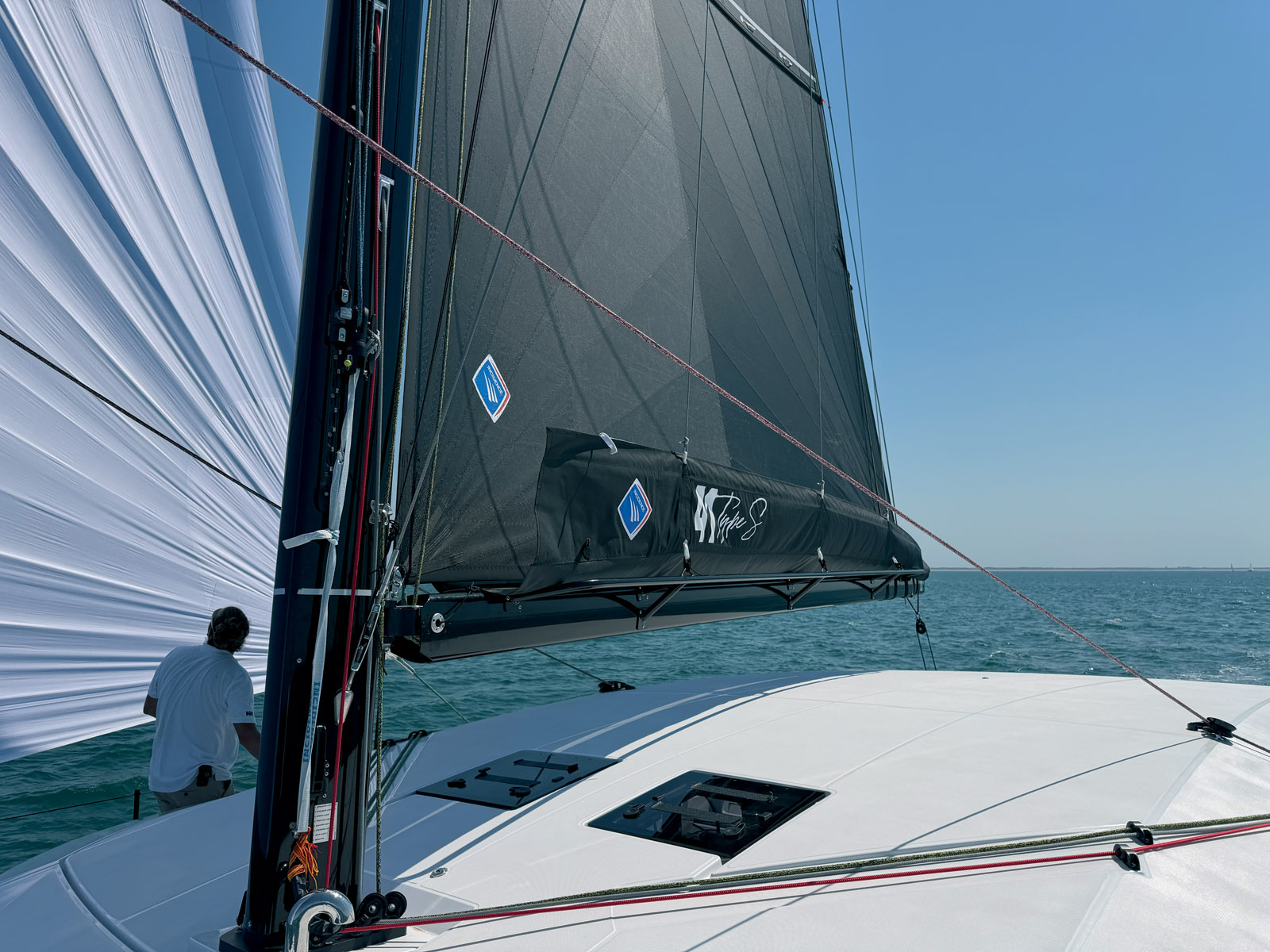 In winds of around ten knots, the gennaker already allows the boat to do 7.5 knots on a beam reach. Note the very low boom, which optimizes performance and facilitates reefing, lowering, and stowing the mainsail.