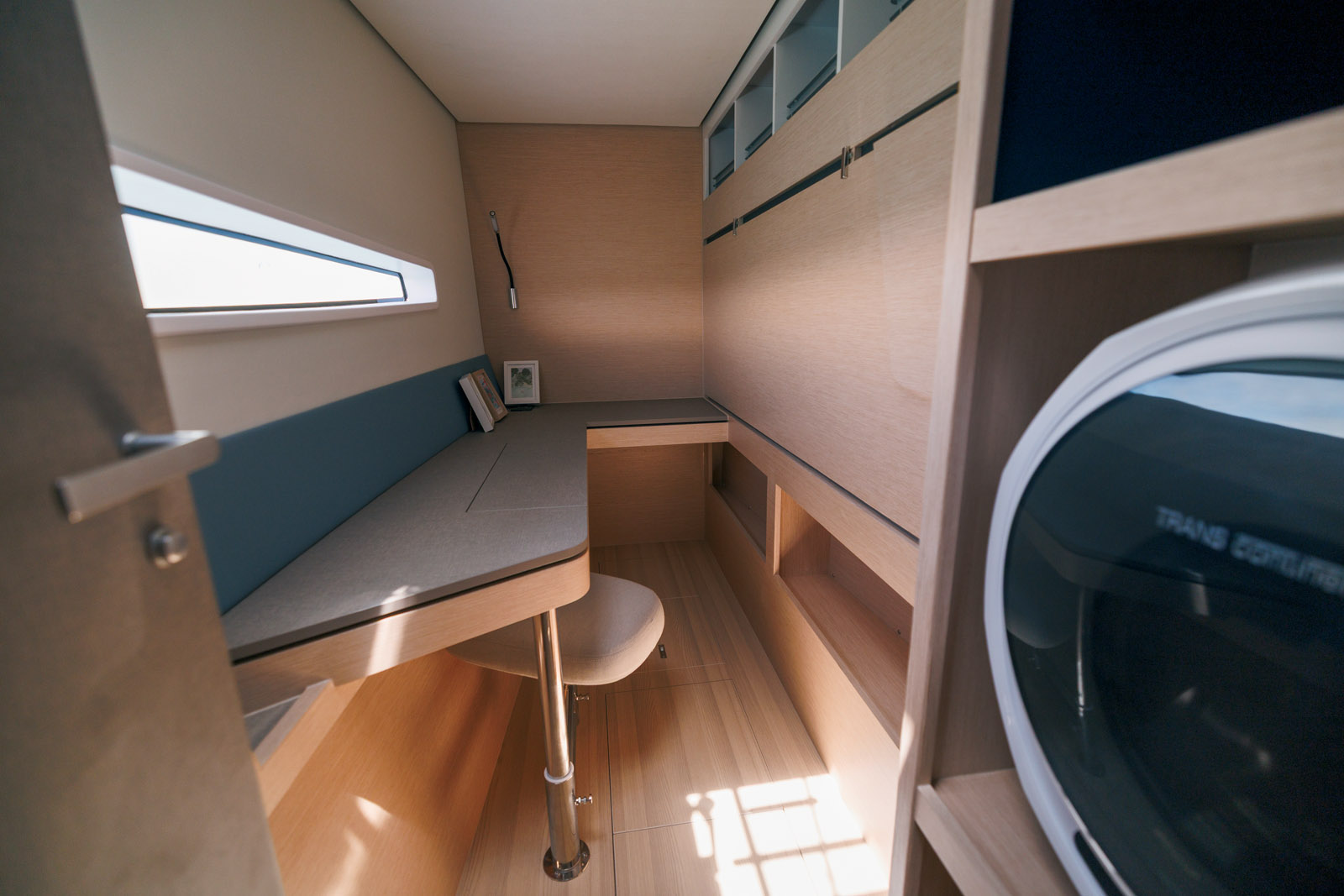 Whether used as an additional cabin, workshop, office, walk-in closet, laundry room, or even a kids’ area, the port forward “My Free Space” cabin adapts to each owner’s sailing program.