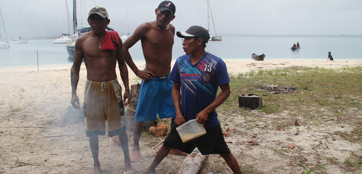 A little improvised barbecue with ‘boat-friends’ and our Kuna friends.