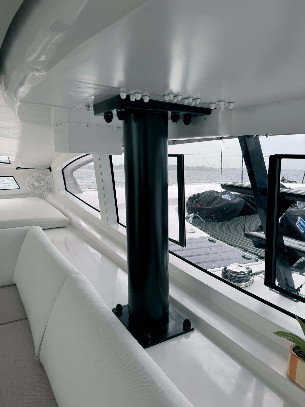 The mast is supported by a sturdy compression post in carbon.
