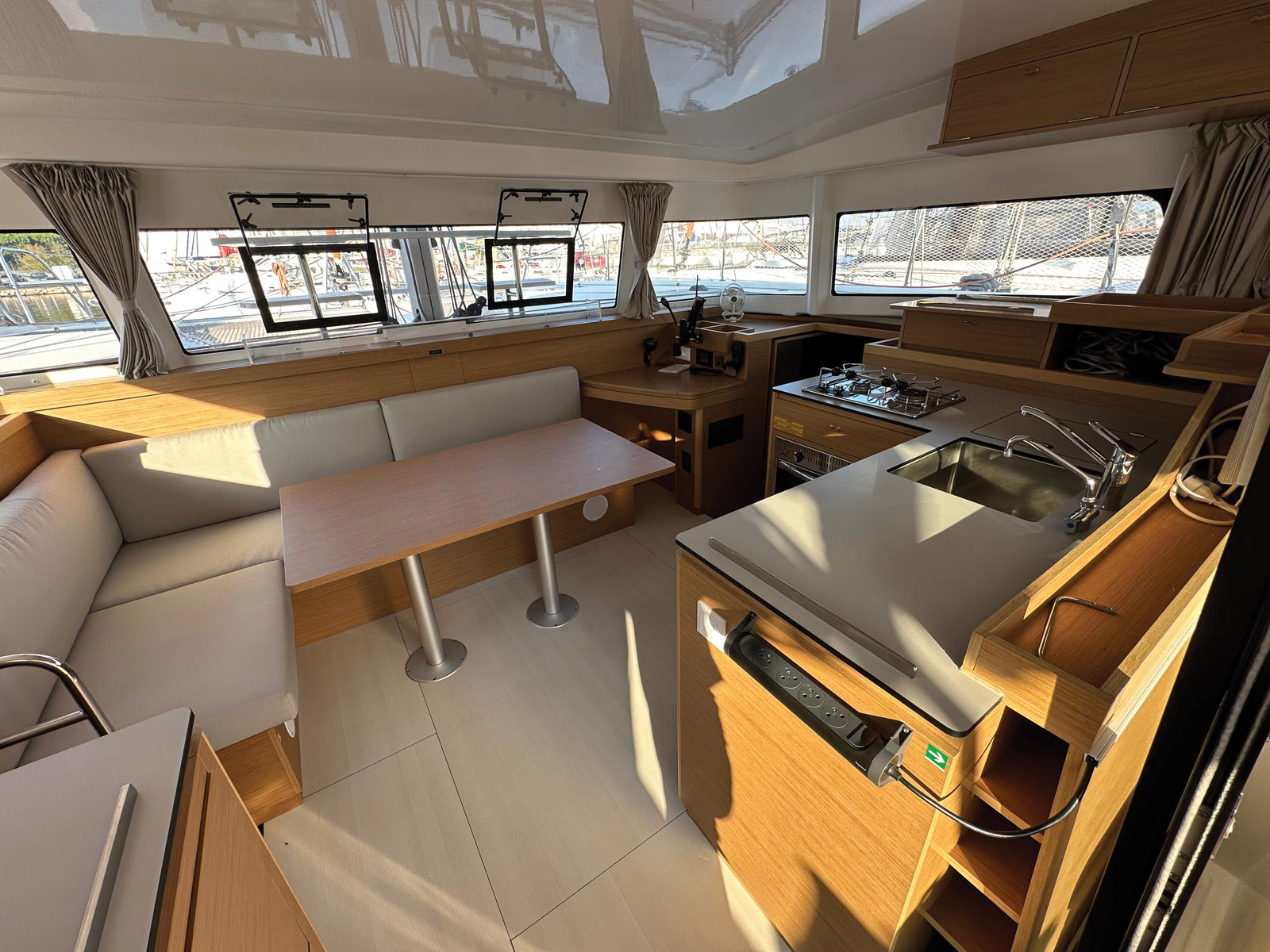 The bright and airy saloon of the Excess 11 offers an amazing 360° view.