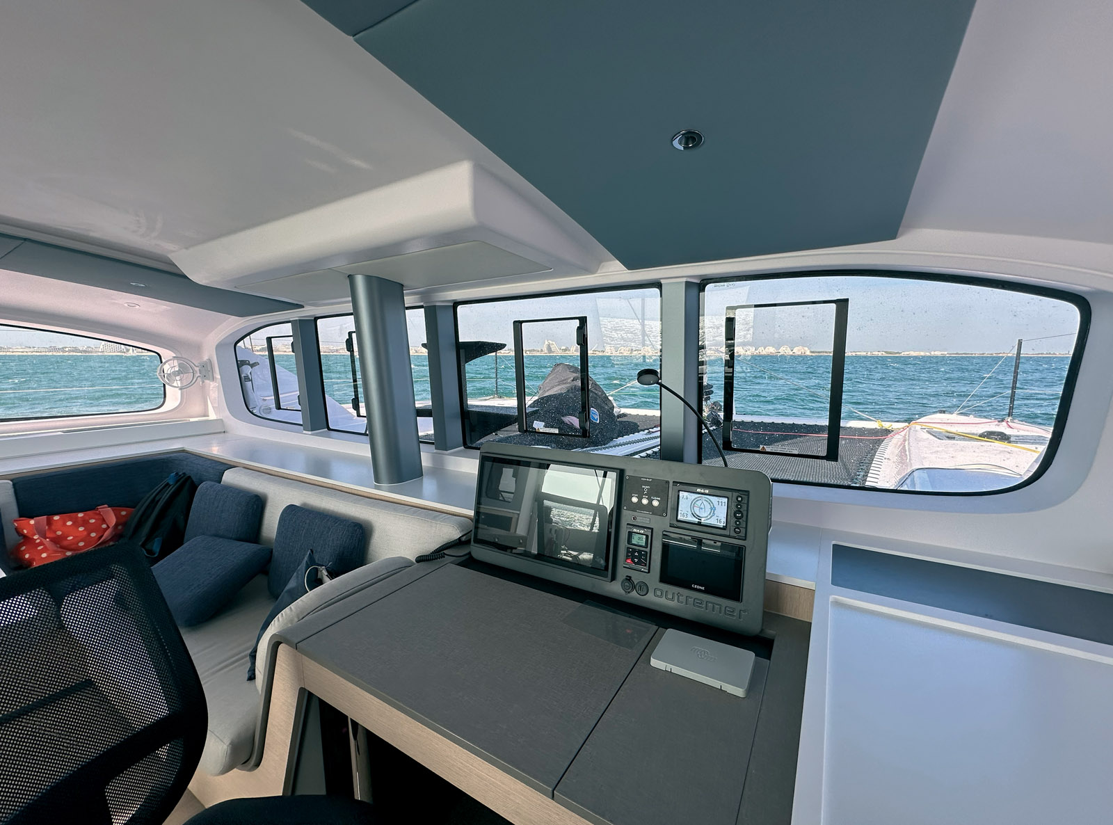 Facing the direction of travel, the chart table serves as a true navigation station. Combined with the swivel seat and 360° visibility, it offers excellent comfort when watchkeeping.