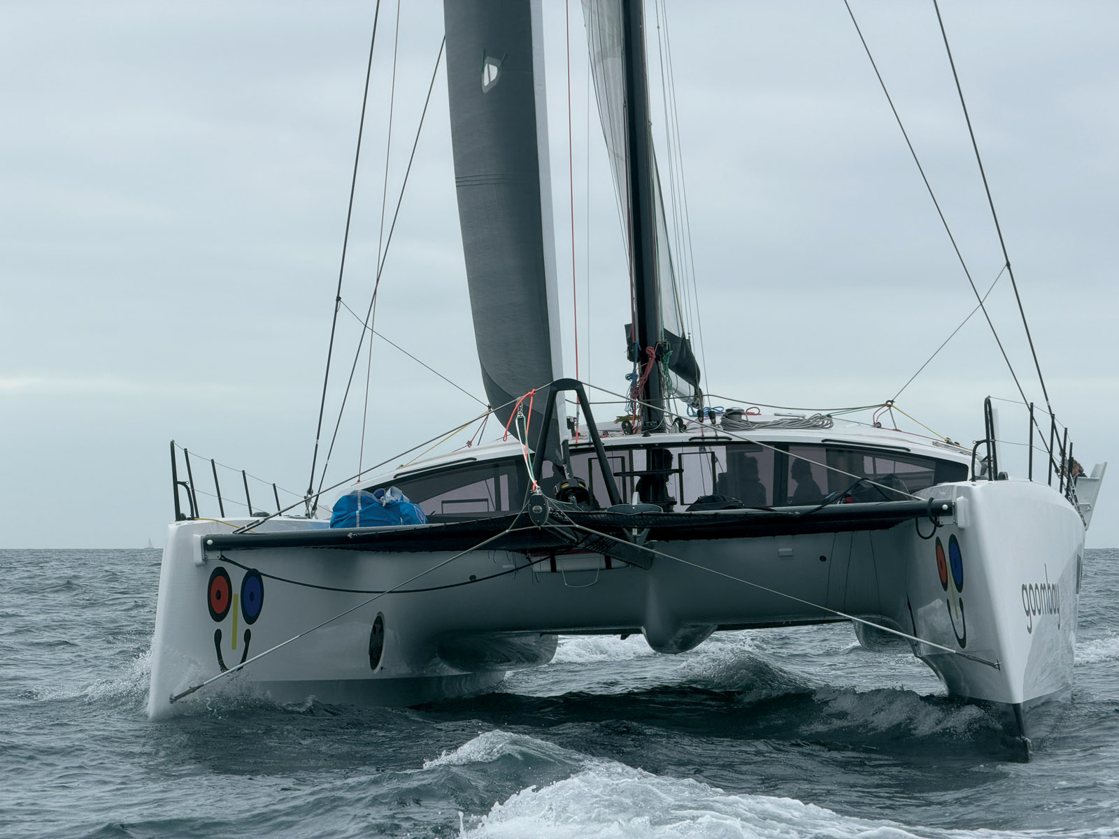 Seen from ahead, the 52.2 has no trouble demonstrating its potential in terms of power.