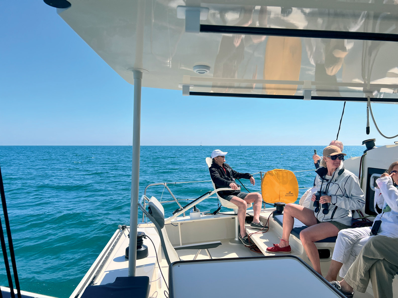The cockpit is covered by a short bimini which is nevertheless sufficient to provide good protection for the crew.