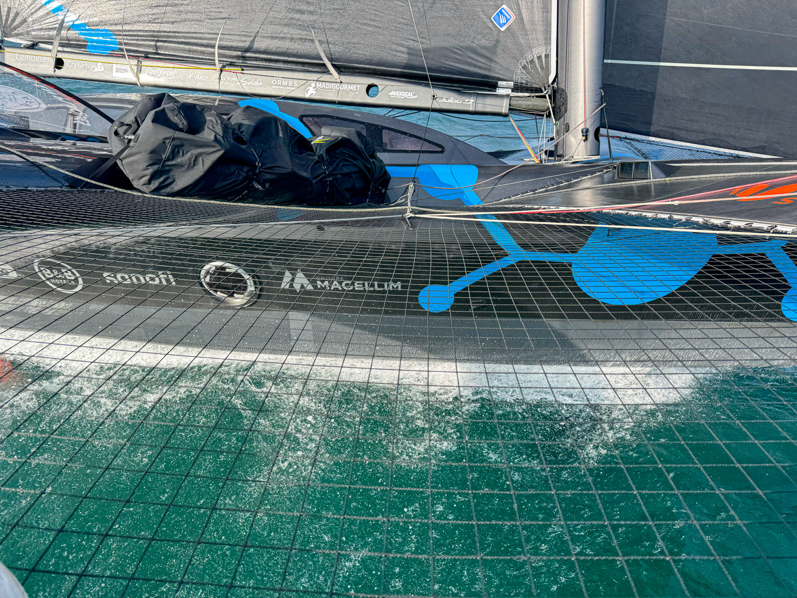 Few lines with anything spectacular in terms  of diameter: none of the running rigging  appears oversized!