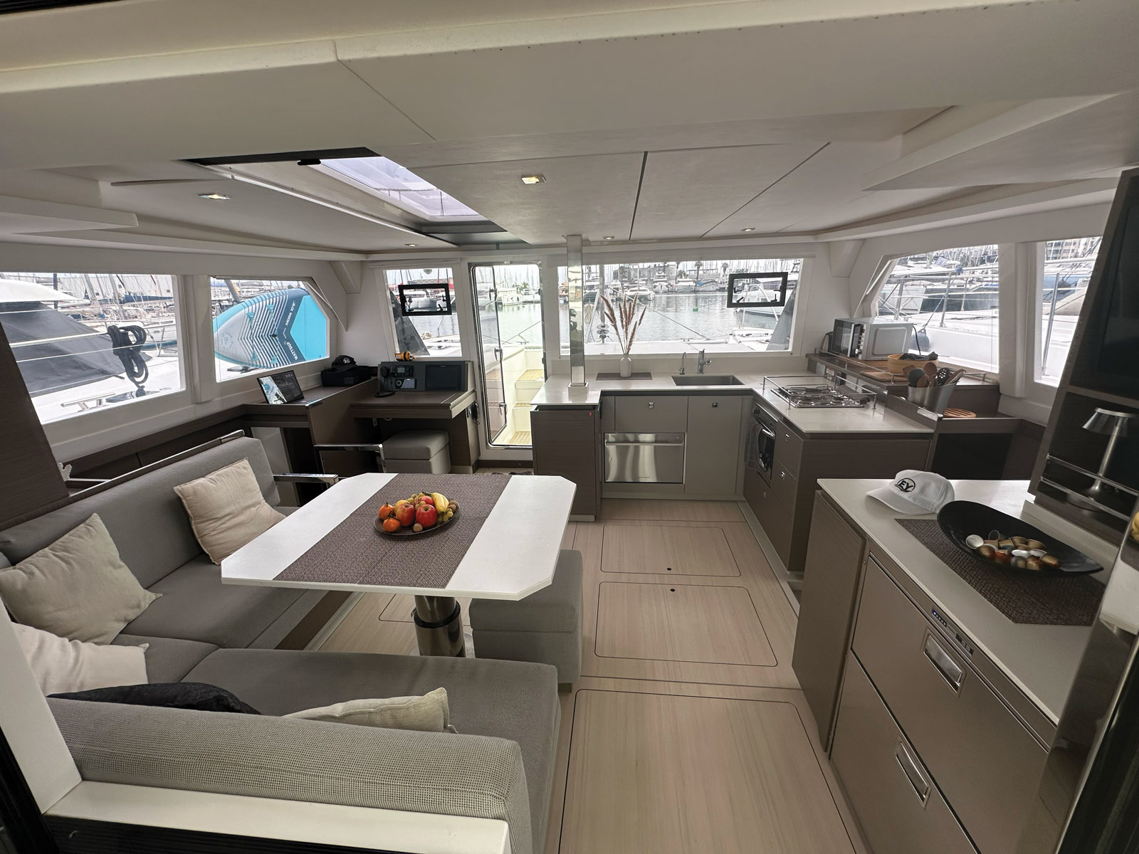 From the galley to the cabins, everything on board is simply inviting you to enjoy your stay. Upon arrival, the beds are made and the towels are rolled.