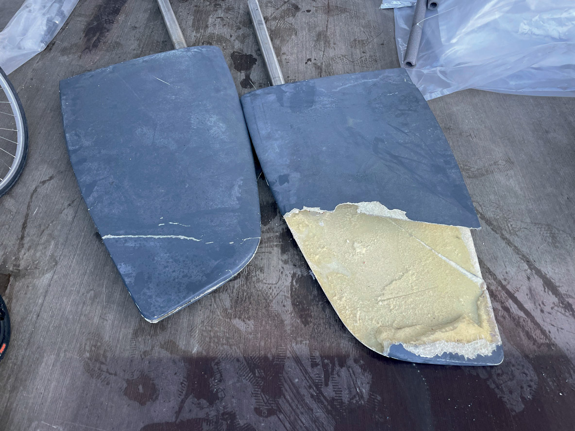 A pair of rudders after an encounter with orcas... this 59-foot catamaran was able to continue on its way. Within 48 hours, two new blades were delivered - that’s the advantage of having  a mass-produced model that is still in production. In some cases, as with this 47-foot monohull,  the blade had been ripped off.