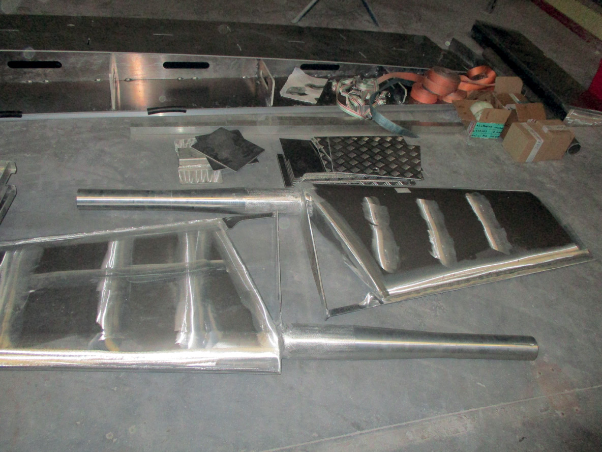 Orcas also attack aluminum: here, the two new rudders on a 45-foot monohull are ready to be shipped.