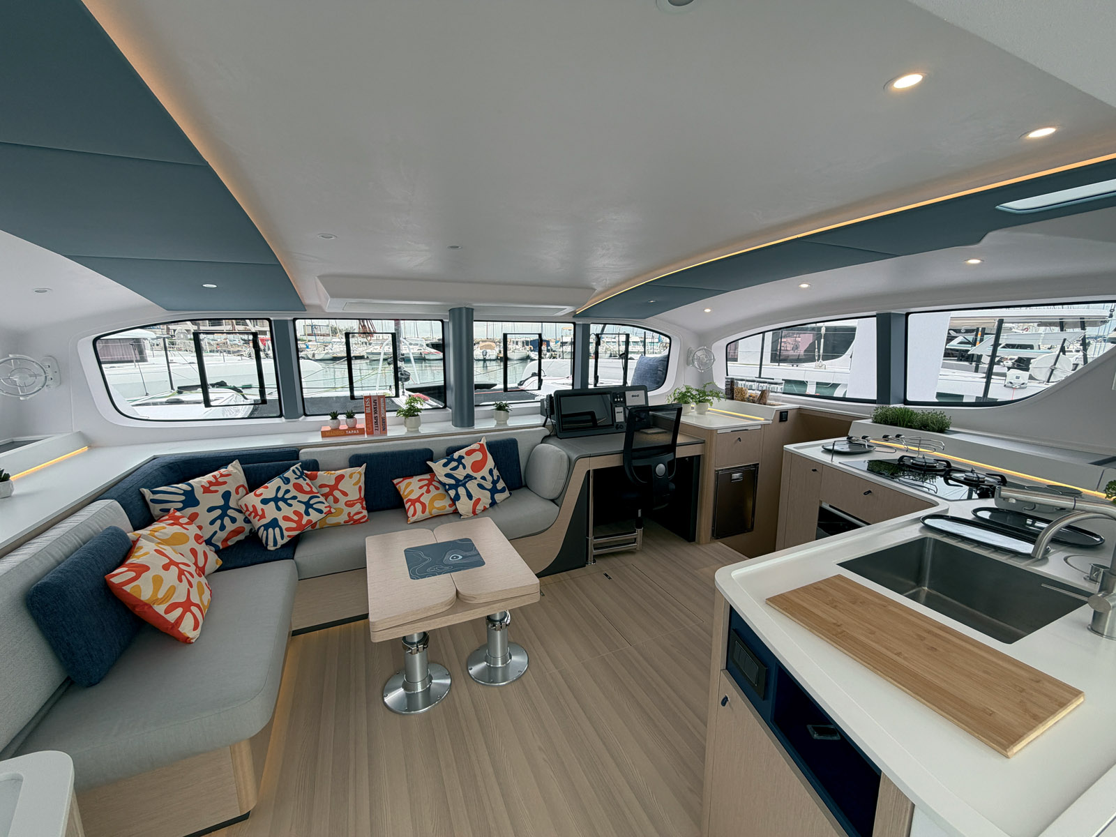 The saloon features generous headroom, is spacious and bathed in light. The modular table slides and folds away to free up space when needed.