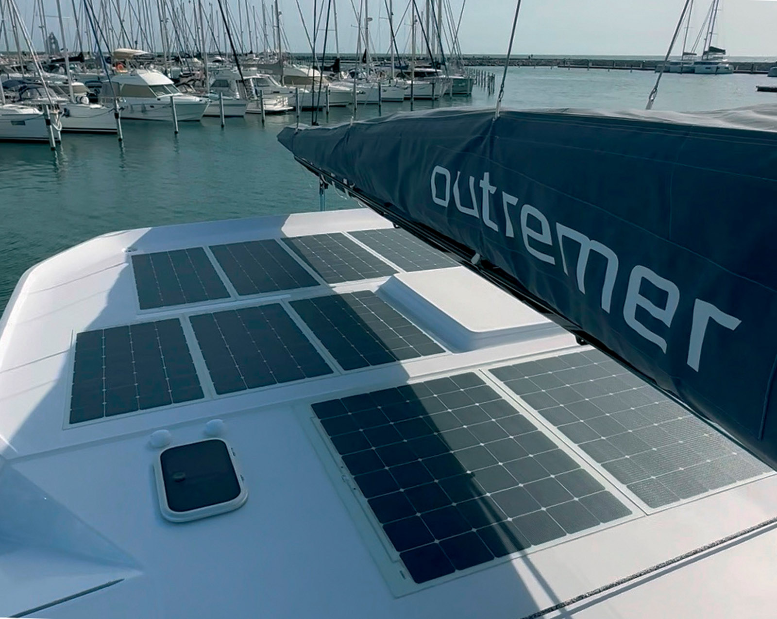 Nearly 2 kWp of solar panels are mounted on the coachroof and the arch, ensuring excellent energy self-sufficiency. As for the low boom, it optimizes performance and also makes reefing easier.