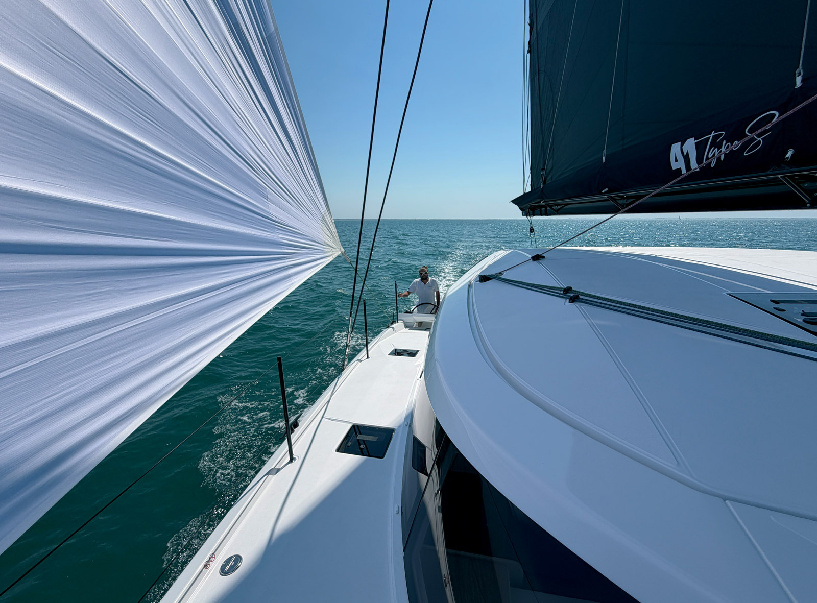 With a minimum width of 27“ (70 cm), the side-decks make it easy to move around. Note the shape towards the stern.