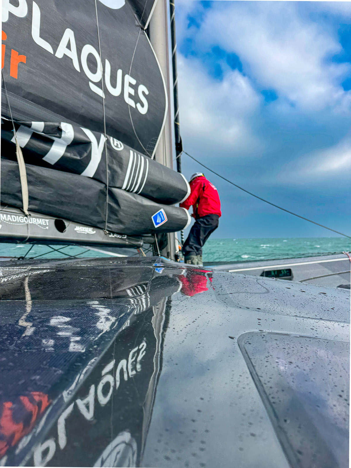 The wind settles at 25 knots and Thibaut takes in the first reef.