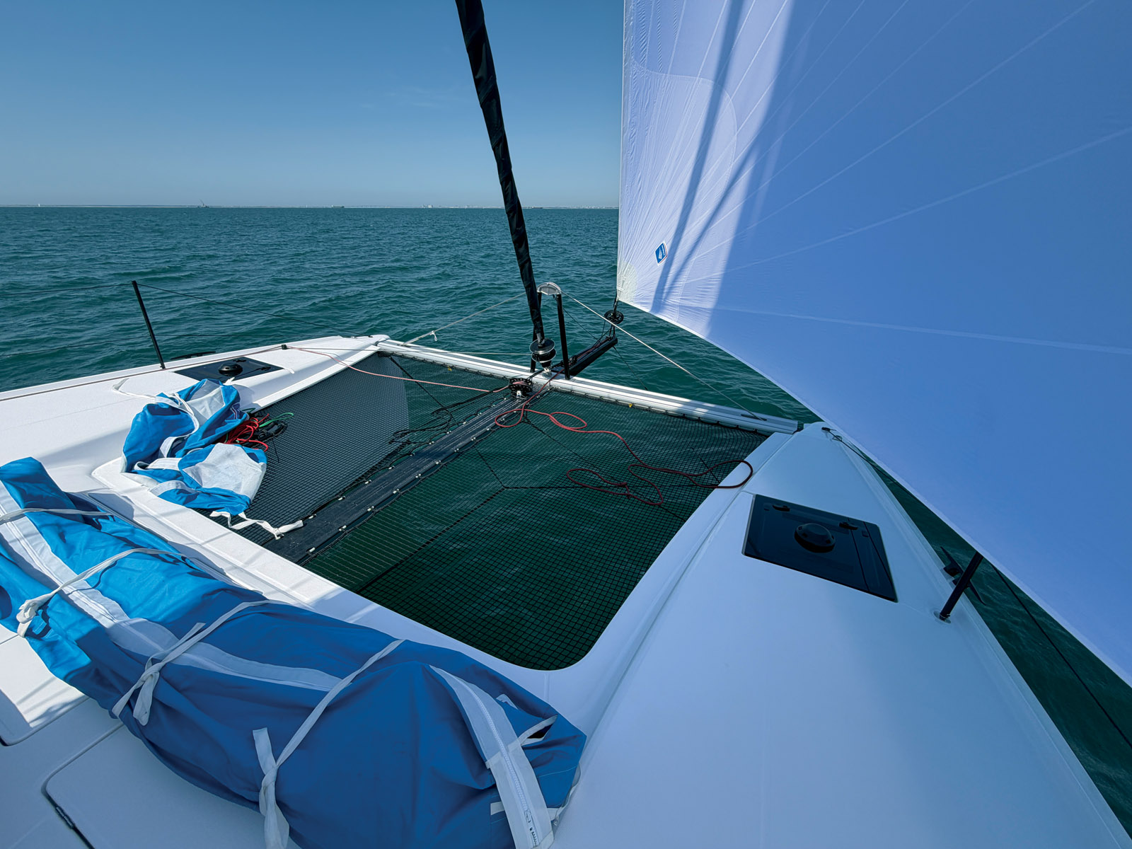 With a sail-area-to-displacement ratio of 12.45 m²/t, the Nautitech 41 Type S is particularly at ease in light airs. On early sea initial trials, the catamaran nearly reached 16 knots in a good breeze.