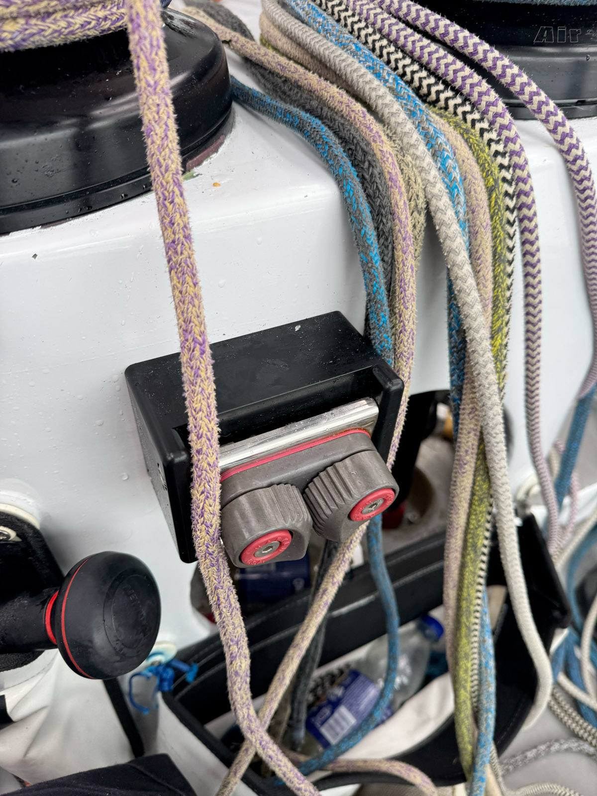 The ACS (advanced communications system) interface in the cockpit allows key functions to be controlled,  such as automatic dumping of  the sheets depending on the heel  and/or pitching.