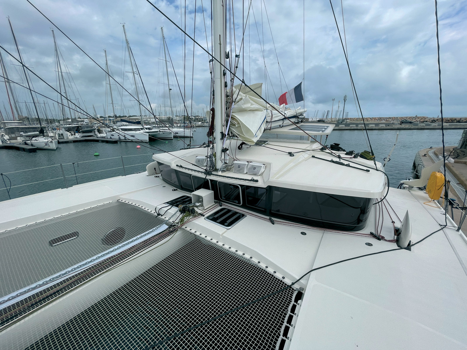 The windlass and the chain lead are slightly offset to starboard. The chain locker is set back level with the front of the coachroof to optimize weight distribution.