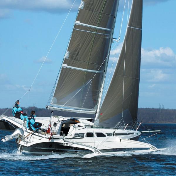 Under way: in all wind strengths, high speeds are so easy to achieve as the perfecting process has been very thorough. The ideal trimaran for your first steps on three legs.