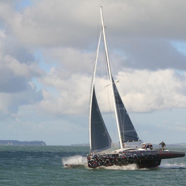 Rapido N ° 2 (Romanza) in New Zealand in a breeze, under 1 reef/solent, the central hull releases a good part of its wetted surface! 