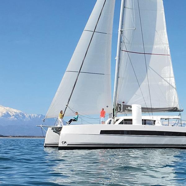 On the 53, you can hoist 273m² of canvas under a big gennaker! Then you will seriously unleashed this powerful offshore cruiser 