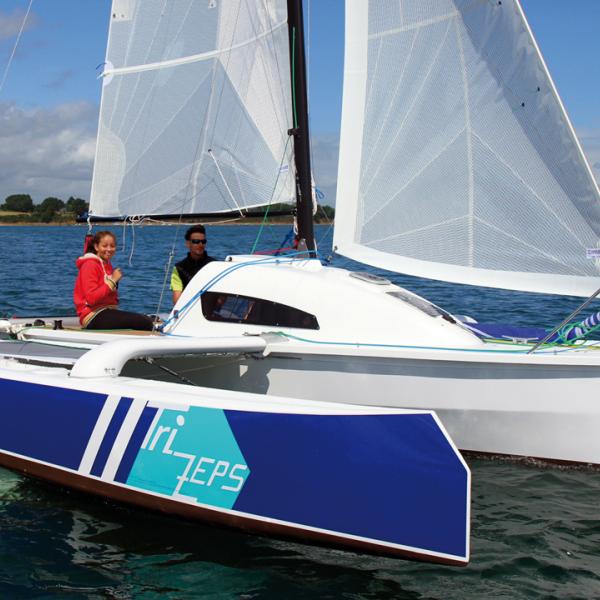 The very narrow waterline of the central hull and the voluminous floats are a guarantee of good performance.
