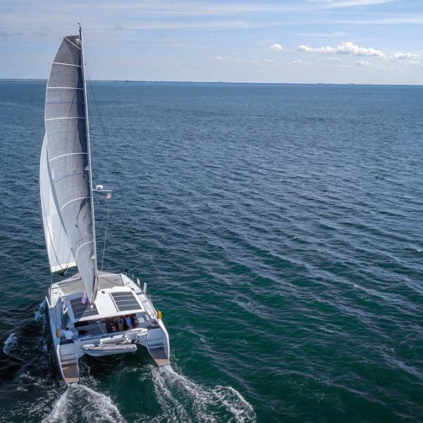 Very elegant on the water, the R5 also offers a rather sporty design. An impression that is confirmed as soon as the catamaran is under sail.