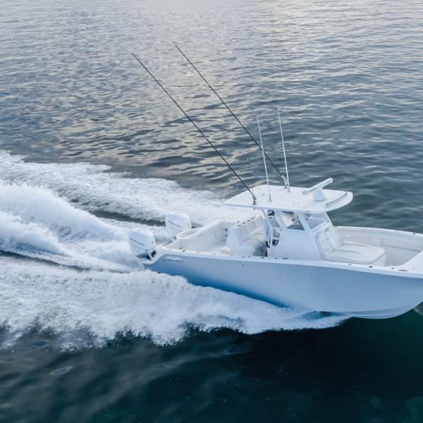 Elegant on the water with its slightly raised bow, the Invincible 33 also has  a real sporty line.