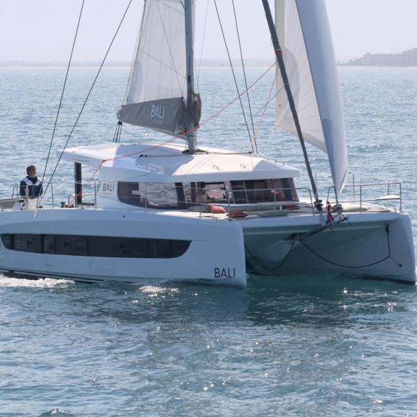 The Bali Catsmart is lively under sail, even in light airs: an excellent surprise!
