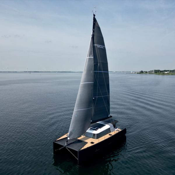 With its resolutely modern design inspired by the world of motor yachting, the Vaan R5 won’t go unnoticed on the water. However, nothing betrays the aluminum construction...