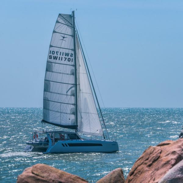 The Seawind 1170 is presented as a compact offshore cruising catamaran. A challenge easily met with its 39 feet.