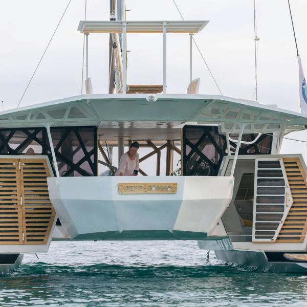 Very low sugarscoops and watertight doors providing access to the interior of the hulls: this is one of the countless architectural originalities of the Tortue, along with the balcony cockpit!