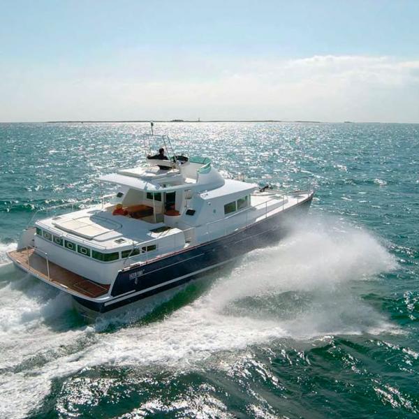 The Lagoon Power 43 was the first motor catamaran offered by the shipyard. This model is noticeable with its “aftcastle”, which forms the owner’s cabin.