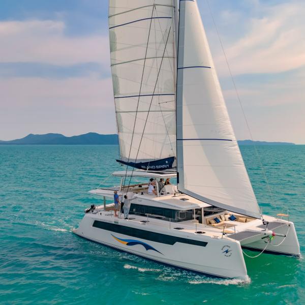 With over 1,900 square feet of upwind sail area, the 525e has no trouble carrying its 16.5-ton displacement, and also benefits from a self-tacking jib.