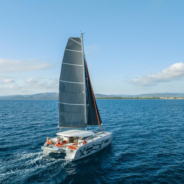 Heading off cruising on a catamaran equipped with electric propulsion for less than € 500,000 is now possible with the Excess 11 Hybrid.