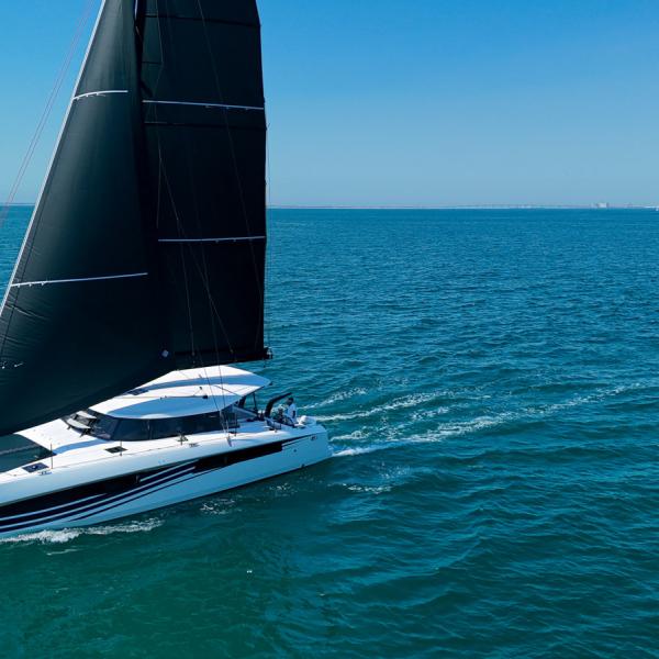 The 41 Type S introduces a new design signature. The sleeker lines of the coachroof and bimini visually lighten the silhouette while retaining the volumes that ensure comfort on board.