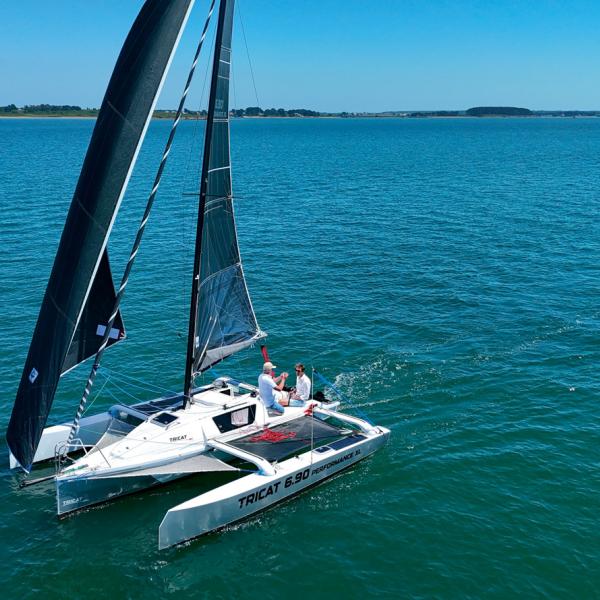 In light airs, the Tricat 6.90 Performance XL seems to glide over the water and effortlessly sails at the same speed as the wind.