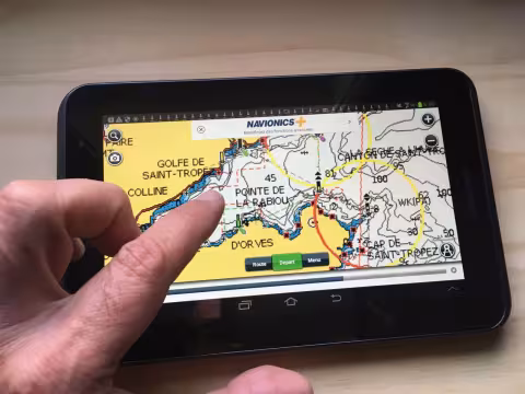 The size of the screen is fundamental to envisaging ocean navigation. From 10 inches upwards, details, and above all the information in the boxes, can be seen clearly. No roundtheworldsmartphonesailors please...