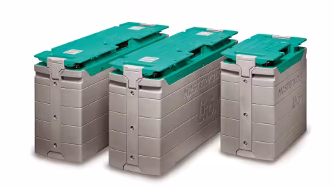 Lithium ion batteries are suited to the new consumption modes aboard. More expensive to buy, they offer many advantages and a much greater life span, as can be seen with the new ‘Batteries Atomique’, which advertise 5000 charge/discharge cycles.