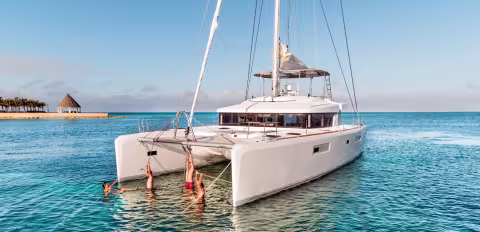 As a family, a couple or with friends, a voyage in a boat allows you to discover new spots every day. Enough to enjoy life to the full! (Photo : Lagoon - Nicolas Claris)