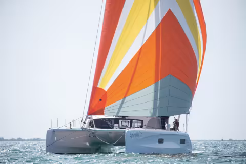 We see clearly that modern cruising boats have benefitted from the long experience of racing: VERY HIGH BRIDGE DECK, CURVED LIKE A GULL’S WING to avoid the impact of the waves. THE INTERIOR LONGITUDINAL ‘STEPS’ maintain the performance and enlarge t