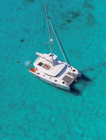 An isolated anchorage: all that remains is to enjoy life. Have a great holiday! (Photo: N. Claris - Lagoon)