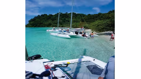 Early morning on the lagoon… Time to re-embark for a good day’s sailing, after having spent the night on a perfect beach!