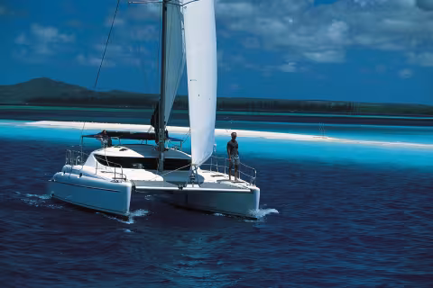 Rather well-canvassed and above all quite light, this catamaran is reputed to sail well.