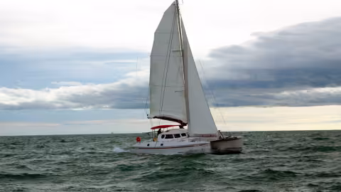 With no heel – or almost – the forces taken by a multihull’s rig are greater than those of a monohull. It must therefore be checked regularly…