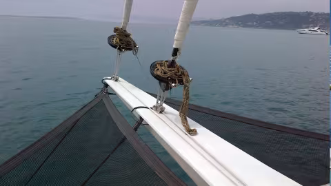The reappearance of bowsprits on fast, up-market boats has influenced the demand for this advantageous spar. On this one, fixed and in carbon, a genoa and a 180m² gennaker are attached!