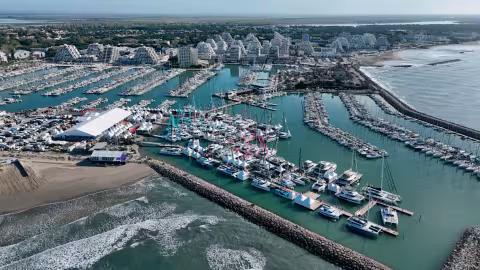 The 2024 edition of the IMS took place very early in April, but the weather turned out to be quite mild, making visits by the public to this outdoor show very pleasant. The MOTY ceremony was held on April 3 in the VIP Club, seen here on the left of the pi