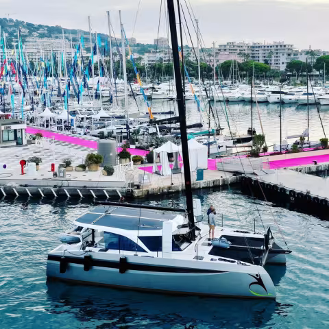 The HH44 has adopted a parallel-mounted hybrid drivetrain from Beta Marine. Its response to concerns about stopping emissions in port areas, while retaining two internal combustion engines for offshore use, has won over customers. 