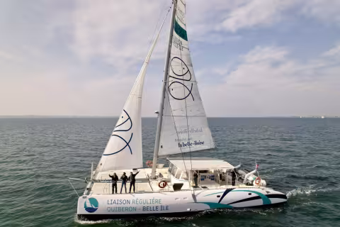 The Îliens company was the first to successfully relaunch passenger sailing on a regular route.
