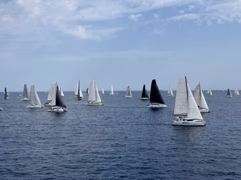 Although the start took place in erratic south-easterly conditions, the trade winds quickly filled in, saving the fleet from having to tack to get south of the island of Gran Canaria.